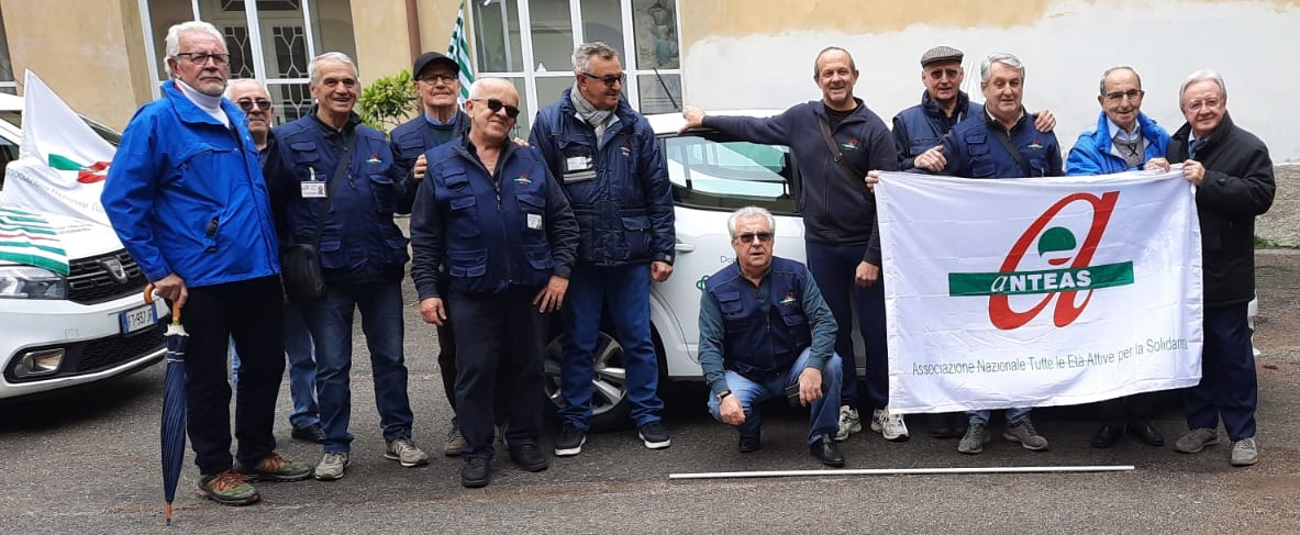 Volontari Anteas Cantù con la nuova auto 2024
